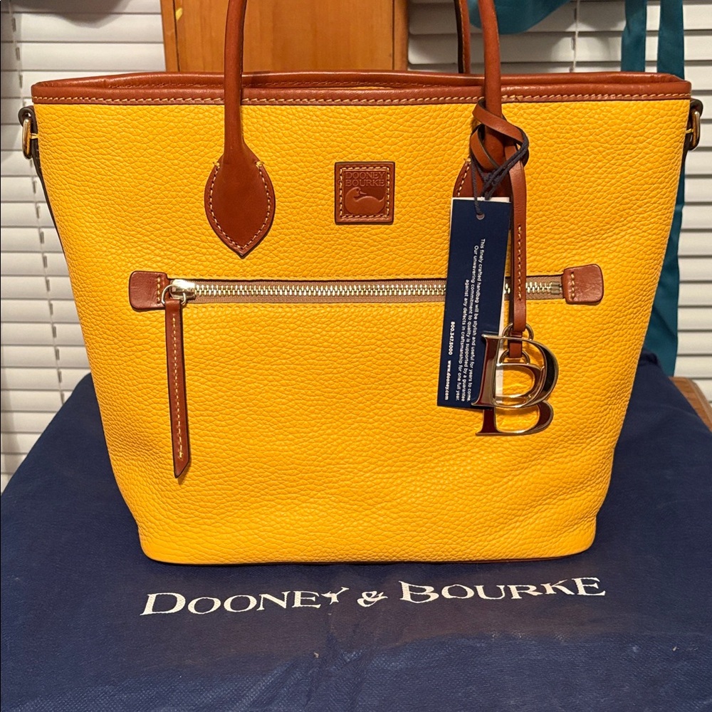 EUC Dooney & Bourke Dandelion Handle Tote